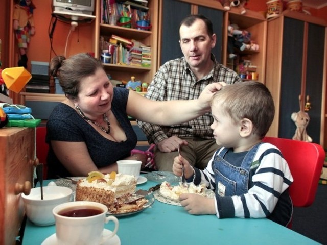 Adrianek nie może zajadać się słodkościami. Na pożegnanie ciocia zrobiła wyjątek - przygotowała mu tort, który jadł wspólnie z nową mamusią i tatusiem.