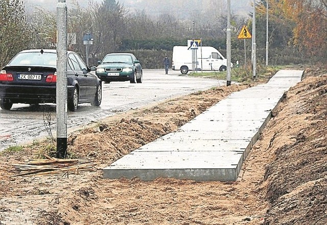 Wzdłuż ul. Holenderskiej powstaje chodnik z płyt, do wysokości KTBS, w przyszłym roku być może powstanie dalsza część 