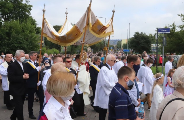 Ulicami Radomia z kościoła farnego do katedry przeszła w czwartek Centralna Procesja Bożego Ciała.