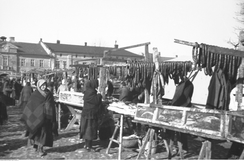 Stoiska (stragany) z wędliną na targu w Olkuszu, 1931