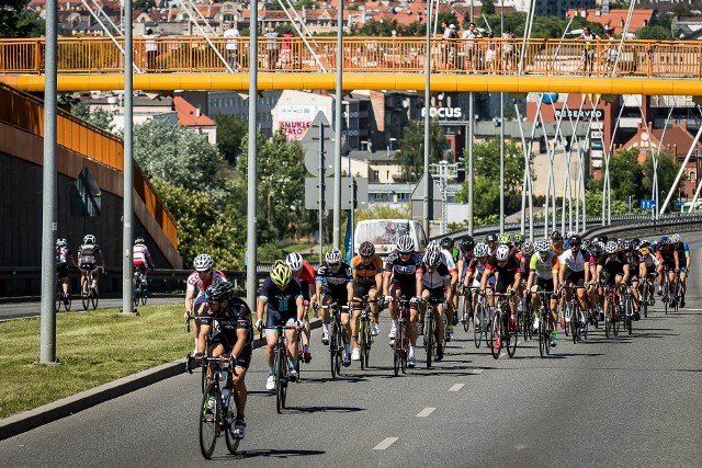 - Zapraszam do udziału w Bydgoszcz Cycling Challenge, święcie wszystkich kolarzy, niezależnie od poziomu zaawansowania. To doskonała okazja do dobrej zabawy, rywalizacji i aktywnego spędzenia czasu – mówił w ubiegłym roku Sylwester Szmyd, ambasador imprezy i jeden z najlepszych polskich kolarzy szosowych. Debiut ubiegłorocznej imprezy był udany. W rywalizacji wzięło udział około 600 zawodników, którzy - wraz ze swoimi kibicami - przyjechali do Bydgoszczy z całego kraju. Chętni do udziału w drugiej edycji BCC mogą zapisywać się już od 5 lutego. Więcej informacji w podpisach kolejnych zdjęć.Kliknij i czytaj ►►►tak wyglądała ubiegłoroczna edycja Bydgoszcz Cycling Challenge: