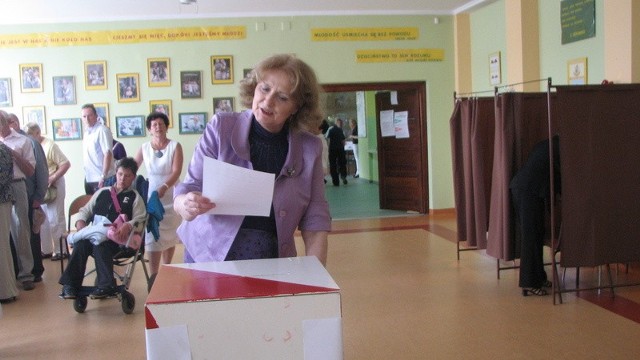 Głosuje posłanka Jadwiga Zakrzewska