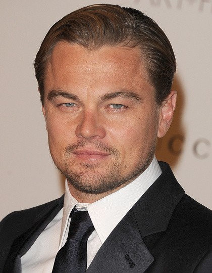 Leonardo DiCaprio nosi klasyczny garnitur, który nigdy nie...