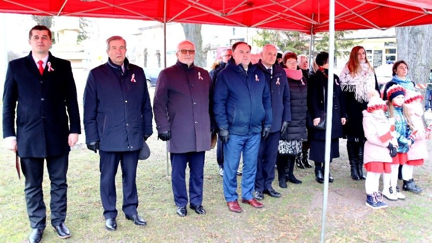 Rozpoczęto odegraniem hymn państwowy.