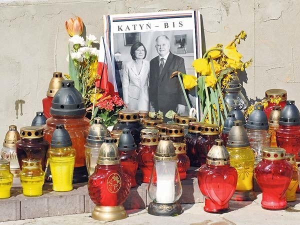 Rok temu przed koszalińskim ratuszem przygotowano instalację artystyczną poświęconą upamiętnieniu mordu w Katyniu. Nieoczekiwanie to miejsce zamieniło się po tragedii smoleńskiej w mały ołtarzyk, przy którym mieszkańcy zapalali znicze i zostawiali kwiaty.