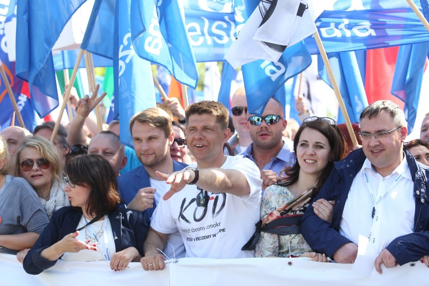 Marsz KOD i opozycji. Błękitny marsz 7 maja w Warszawie
