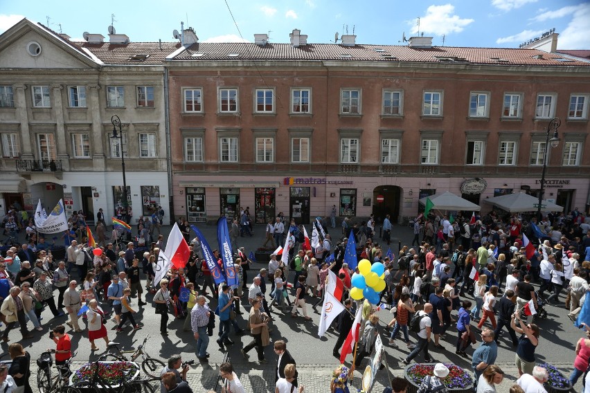 Marsz KOD i opozycji. Błękitny marsz 7 maja w Warszawie