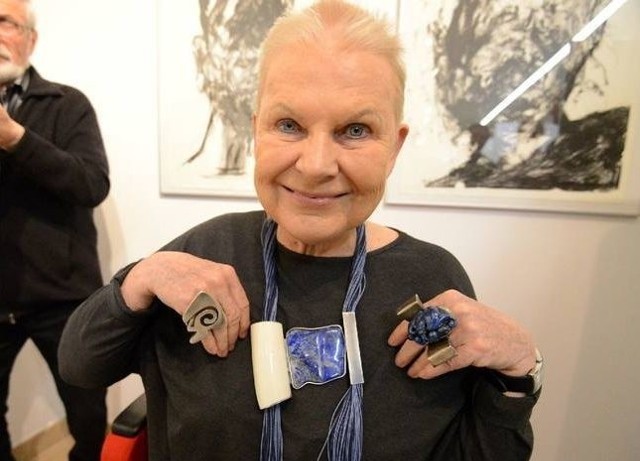 Elżbieta Dzikowska jest ogromną miłośniczką biżuterii. Oryginalne ozdoby nosi także na co dzień.