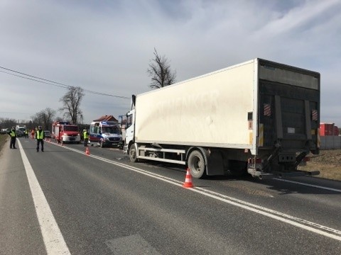 Mnichów. Zderzenie ciężarówki z osobówką na drodze krajowej numer "7". Jedna osoba ranna