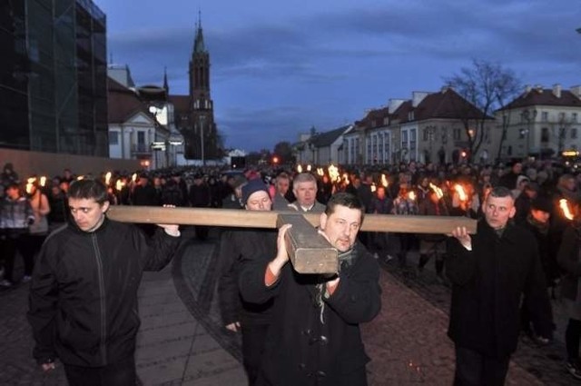 Święty krzyż niesiony przez wiernych w Białymstoku.