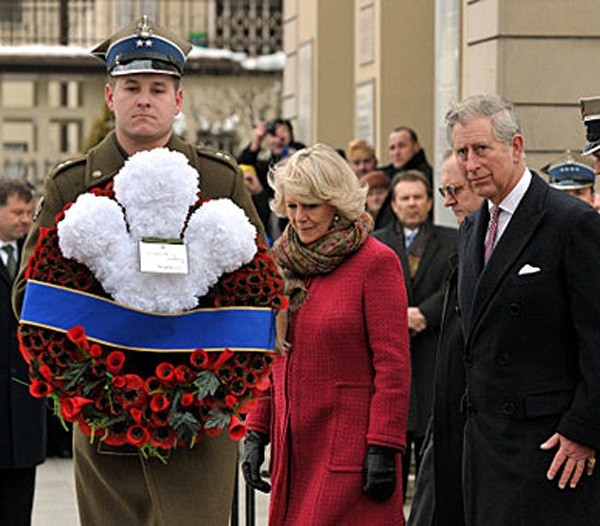 Książę Walii Karol i Księżna Kornwalii Camilla składają kwiaty na grobie ks. Jerzego Popiełuszki