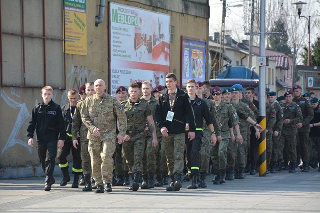 W Turnieju Klas Mundurowych bierze udział 128 osób z 30 szkół