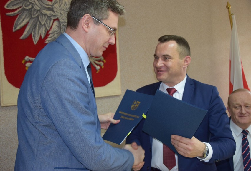 13 lutego marszałek województwa Adam Jarubas podpisał z...
