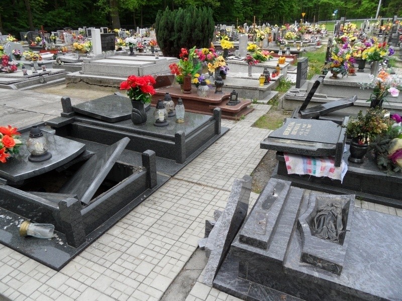 Zniszczony cmentarz w Orzeszu Jaśkowicach