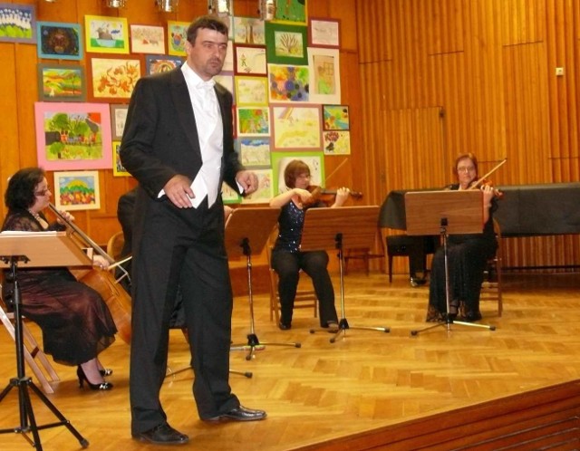 Guglielmo Callegari w auli szkoły muzycznej w Stalowej Woli.