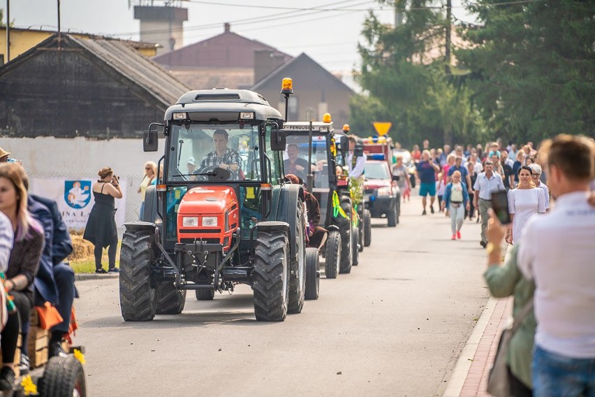 Łącko. Parada traktorów na Święcie Owocobrania
