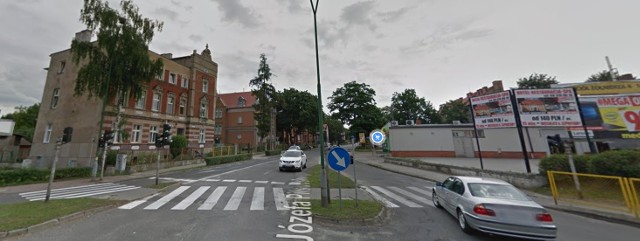 Ruchliwe skrzyżowanie kilku ulic w Żaganiu