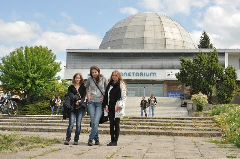 Łucja , Justyna i Karolina przed planetarium w Olsztynie