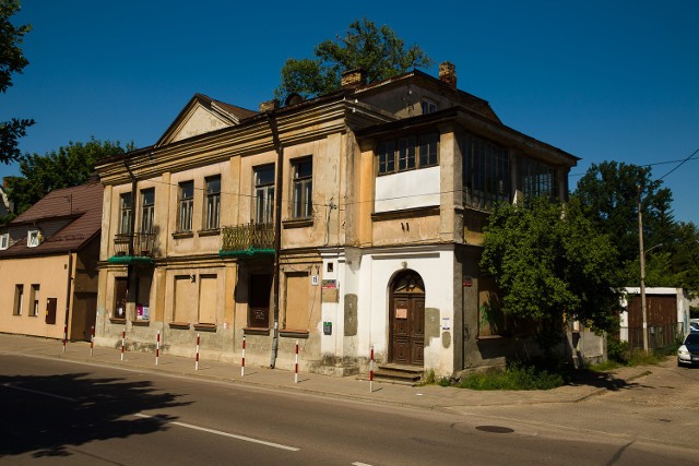 Kamienicę przy ul. Słonimskiej 15 wyróżnia ciekawie zaprojektowane poddasze, wkomponowana w bryłę oranżeria oraz ozdobne balkony.