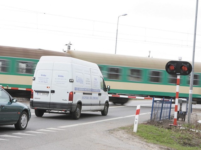Przejazd kolejowy w Sycewicach. Kierowcy uskarżali się, że sygnalizacja świetlna zapala się w tym samym czasie co opadający szlaban.