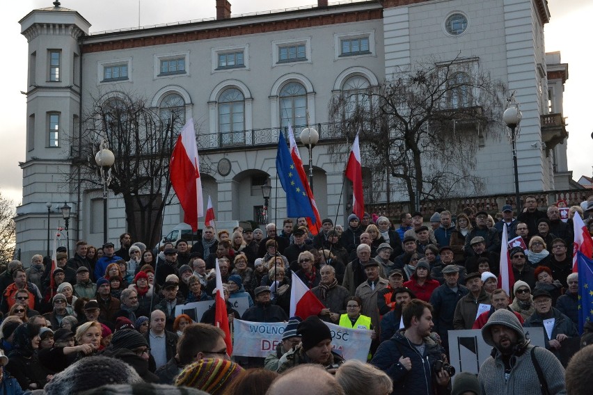 Manifestacja Komitetu Obrony Demokracji w Bielsku-Białej [ZDJĘCIA, WIDEO]