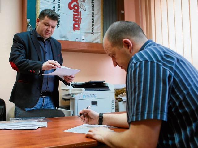 Krzysztof Kozik ze Związku Zawodowego Kontra przy ZG „Janina“ w Libiążu zbiera podpisy pod obywatelskim projektem nowelizacji ustawy o funkcjonowaniu górnictwa węgla kamiennego
