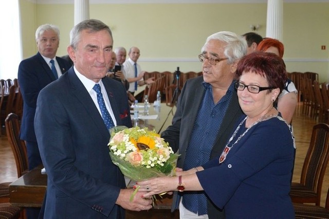 Po przegłosowaniu absolutorium starosta Mirosław Belina odebrał kwiaty i gratulacje z rąk Teresy Jędraszek, przewodniczącej rady powiatu.