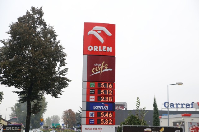 Polacy przyzwyczaili się już, że za benzynę Eurosuper 95 na większości stacji trzeba zapłacić ponad 5 zł 10 groszy. Na zdjęciu: stacja Orlenu w Oświęcimiu w piątek 14 września.