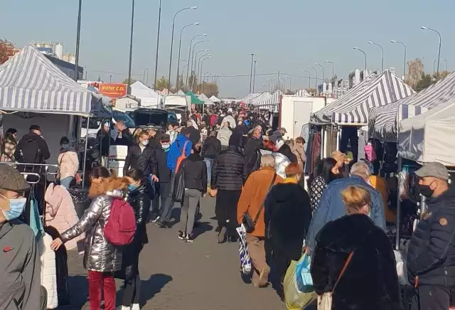 Giełda samochodowa przy ul. Puszkina w Łodzi tętni życiem. Mnóstwo towarów i tysiące kupujących. Na największym bazarze w Łodzi można kupić niemal wszystko oprócz... samochodów. Oto co i za ile można kupić. Zobacz CENY, ZDJĘCIA na kolejnych slajdach>>>