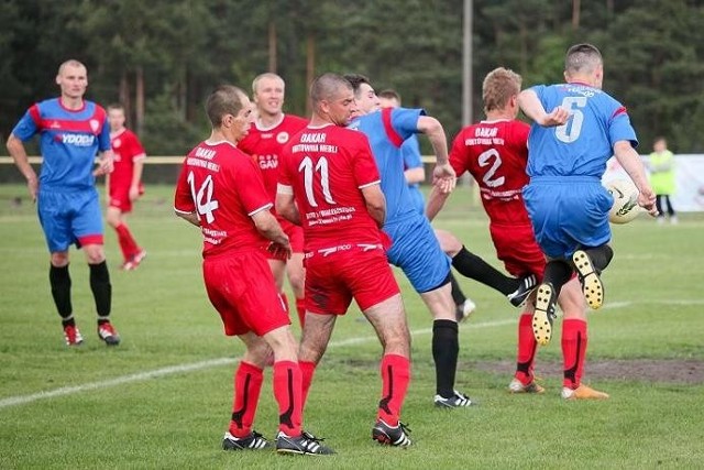Piłkarze z Wasilkowa (niebieskie stroje)  strzelili Kolejarzowi siedem goli