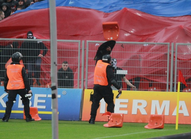 Górnik Zabrze spadł do 1. ligi po remisie 1:1 z Termalicą w ostatnim meczu sezonu. Kibice zdemolowali stadion