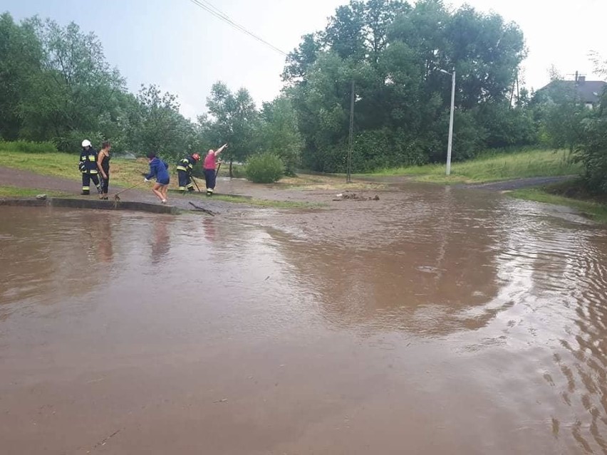 Nawałnice w Bibicach. Straż i mieszkańcy workami z piaskiem chronili się przed żywiołem [ZDJĘCIA]