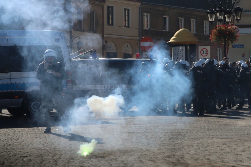 Marsz Równości w Lublinie. Policja podsumowuje: W naszą stronę leciały butelki i kamienie (ZDJĘCIA, WIDEO)