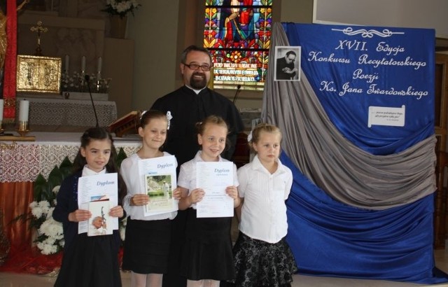 W kategorii uczniowie gimnazjum, szkół ponadgimnazjalnych i inni najlepszymi recytatorami okazali się: Mateusz Wojtkowski z Gimnazjum w Nowej Wsi &#8211; I miejsce, Mateusz Białobrzeski z Gimnazjum w Nowej Wsi &#8211; II miejsce, Monika Sęk z Gimnazjum w Nowej Wsi &#8211; III miejsce. Wyróżnienie w tej kategorii otrzymała Iwona Żywica z Gimnazjum w Nowej Wsi. Wszyscy uczestnicy konkursu otrzymali pamiątki, a jego laureaci dyplomy i nagrody rzeczowe