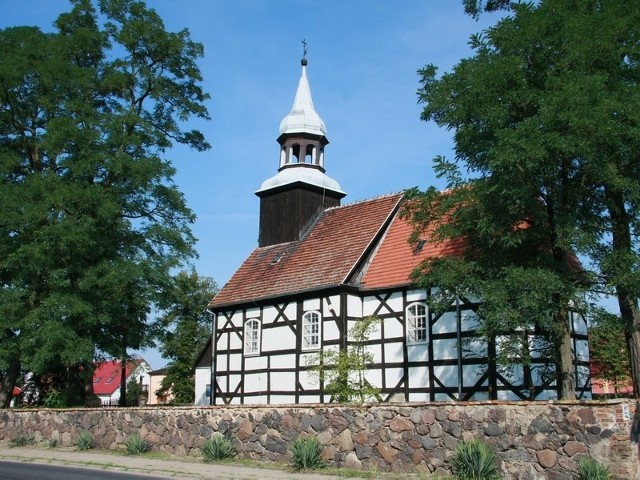 Wizytówką Kalska jest zabytkowy kościółek w centrum wsi.