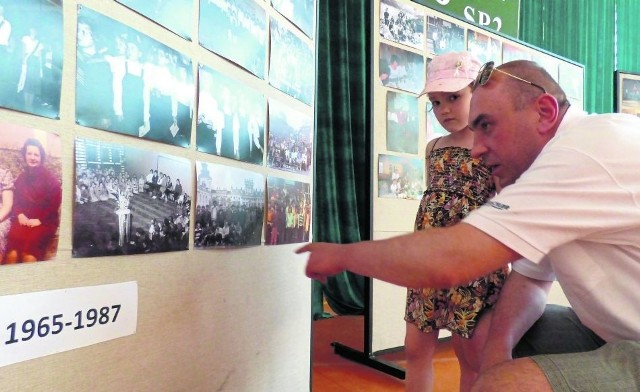 Tak pisze się historia. Przygotowane z okazji jubileuszu wystawy fotografii miały liczne audytorium, a absolwenci wprowadzali do "dwójki&#8221;... już kolejne pokolenie.