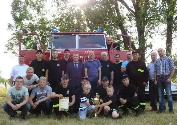 Jednostka z Żelisławic wygrała gminne zawody sportowo-pożarnicze w Seceminie. Na zdjęciu z wójtem Tadeuszem Piekarskim i członkiem Zarządu Powiatu Pawłem Strączyńskim.