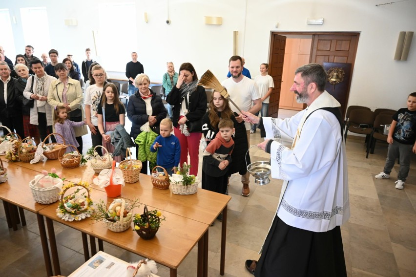 Tradycyjne święcenie pokarmów przed dworem Stefana Żeromskiego w Ciekotach z piękną oprawą muzyczną. Tłumy wiernych z całego regionu