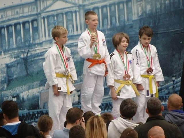 Adam Hryniewicz na najwyższym stopniu podium zawodów w Budapeszcie.