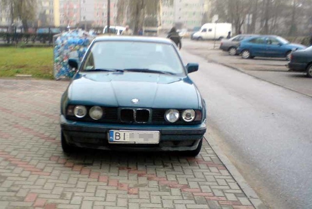 Właściciel tego starego i brudnego bmw nagminnie parkuje na środku chodnika - pisze nasz Czytelnik.