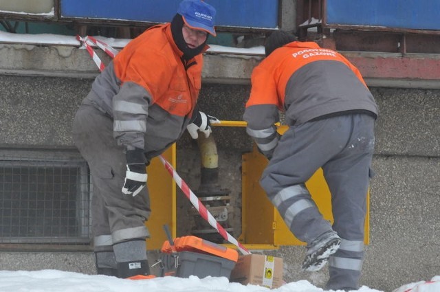 Przed jednym z bloków na os. Pomorskim ulatniał się gaz