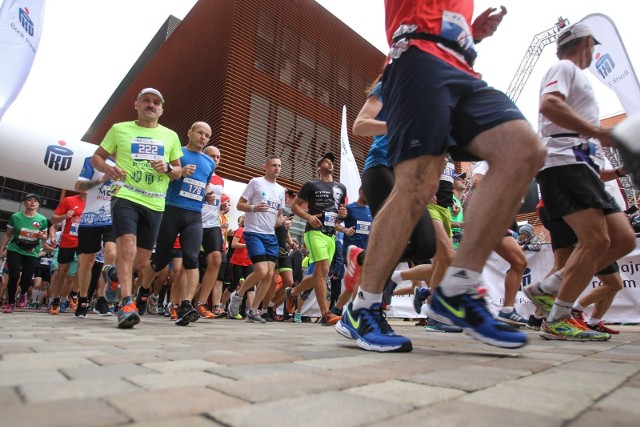 Pogoda sprzyjała i na trasie 6. PKO Maratonu Rzeszowskiego pobiegło około 800 osób. Zobacz także: Polski dublet w 6. PKO Maratonie Rzeszowskim. Przemysław Dąbrowski nie wygrał trzeci raz z rzędu. Pogoda była dobra, ale dla kibiców [RELACJA]