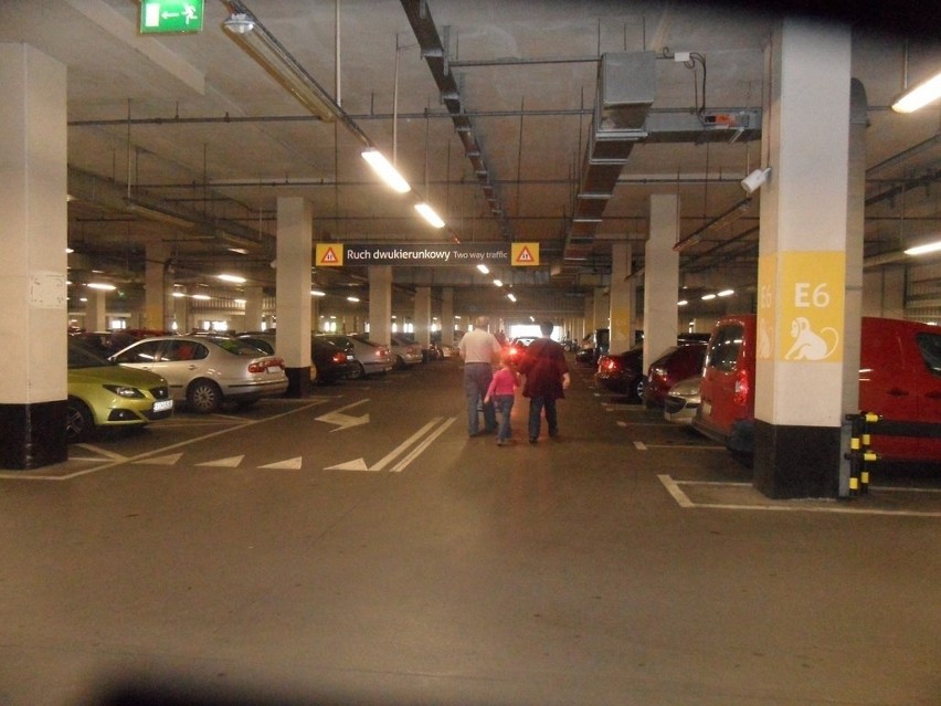 Wielu kibiców decyduje się zostawić samochód na parkingach w...
