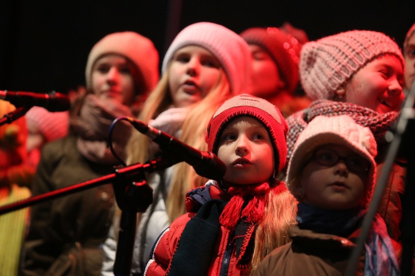 DZieci śpiewają kolędy 2015: koncert na Rynku w Katowicach