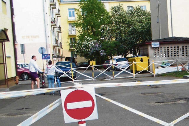 Ogrodzony plac, pod którym znajdują się piwnice i nieczynne od lat pomieszczenie na węgiel, którym palono w starej kotłowni