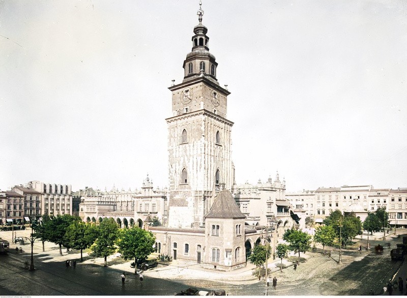 Rynek Główny z Wieżą Ratuszową. W tle widoczne Sukiennice,...