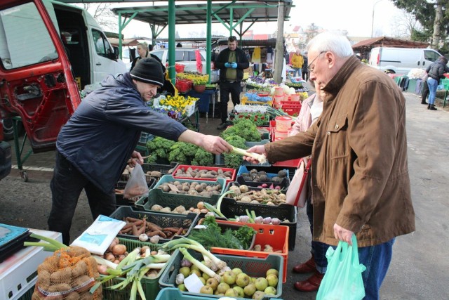 W piątek na koszalińskim targowisku przy ul. Połczyńskiej jak zwykle kwitnie handel. Z okolic Koszalina zjechali wystawcy, którzy na swoich stoiskach proponują świeże warzywa i owoce.