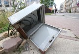 Zniszczona szafka z kablami na kieleckiej ulicy