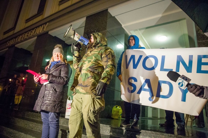 Protest KOD przed Sądem Okręgowym w Białymstoku. Znów...