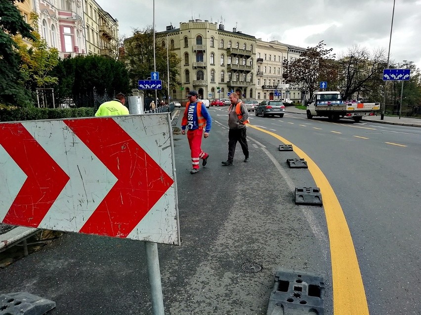 Zmiana organizacji ruchu w rejonie skrzyżowania Komuny...